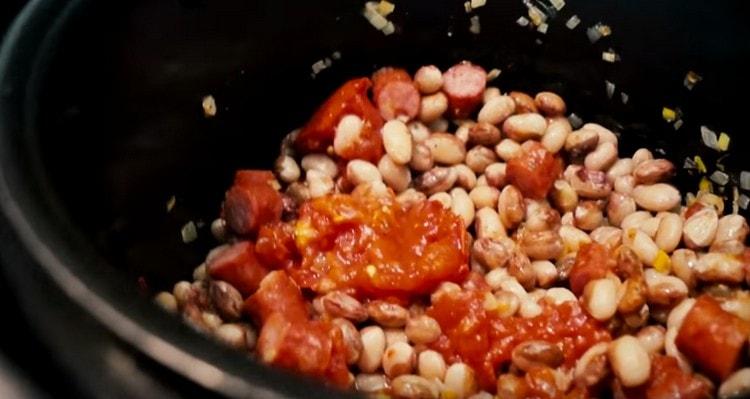Wir fügen auch Tomaten in unseren eigenen Saft, Gewürze, Knoblauch.
