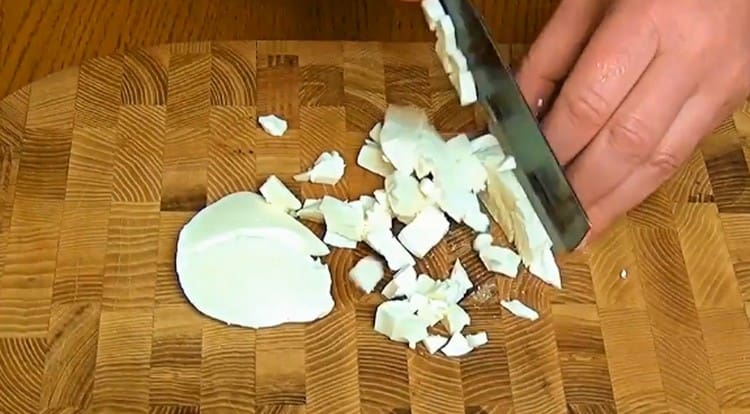 Kostková mozzarella.