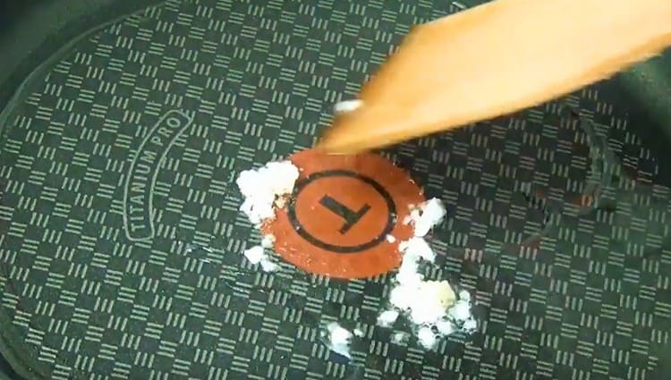 Fry nasekaný česnek.