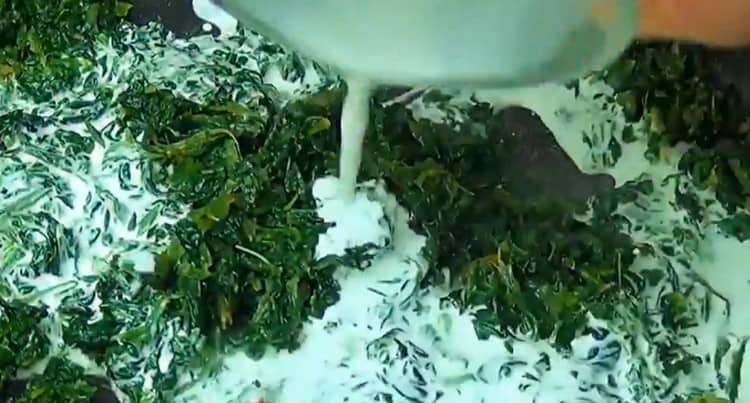 Do pánve přidejte krém.