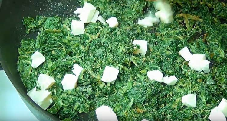 Přidejte mozzarellu a vařte, dokud se sýr neroztaví.