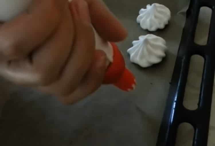 Cum să înveți cum să gătești bezea delicioasă cu o rețetă simplă