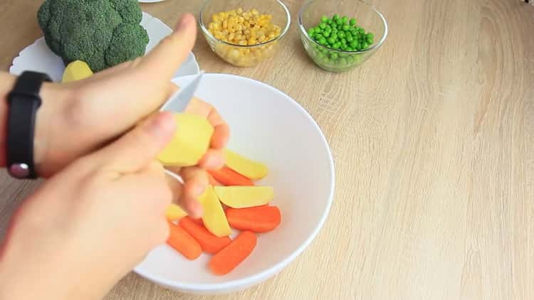 לבישול מכינים את החומרים