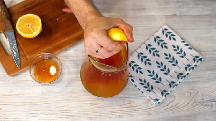 Strângeți sucul de lămâie pentru a face o băutură
