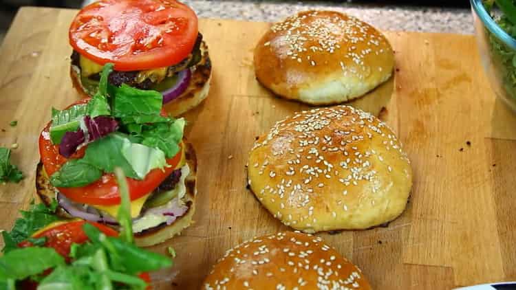 Pentru a pregăti un hamburger, așezați umplutura în straturi