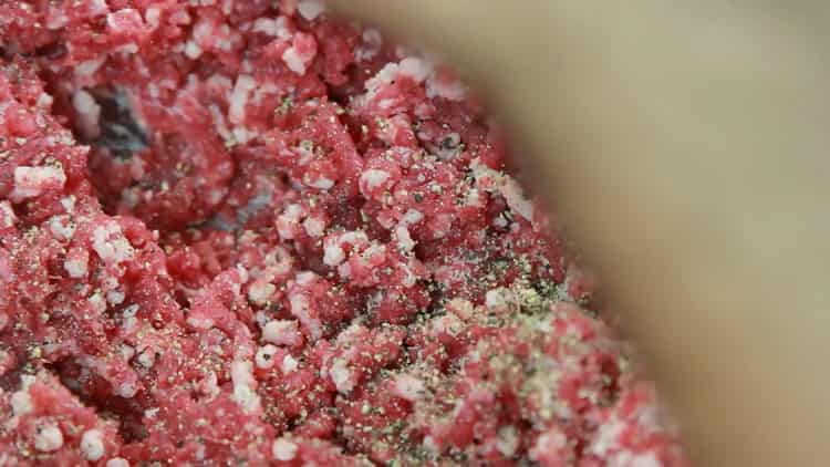 Pentru a face un hamburger, pregătiți carne tocată pentru tăieturi