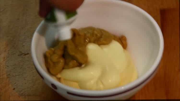 Pentru a face un hamburger, pregătiți sosul