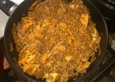 Sarrasin dans un style marchand avec du poulet recette étape par étape avec photo