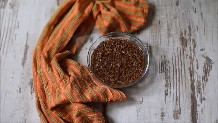 Vaření pohanky s kuřecím masem a žampiony