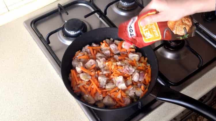 Afegiu la pasta de tomàquet a coure