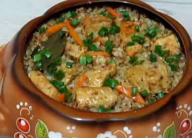 Sarrasin avec de la viande dans une casserole selon une recette pas à pas avec photo