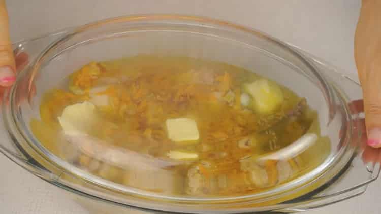 Смесете съставките за готвене.