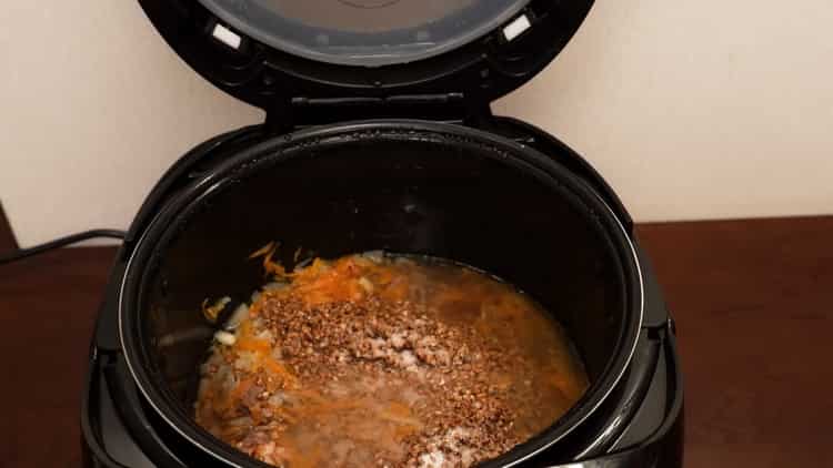 מערבבים את החומרים לבישול.