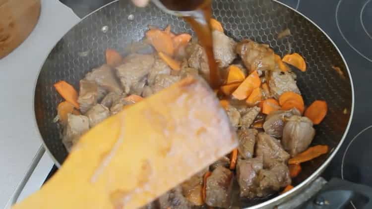 Přidejte omáčku k vaření