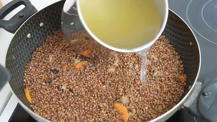 Přidejte vývar na vaření