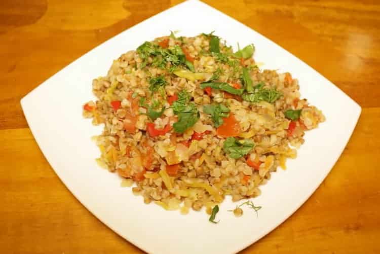 ang bakwit na may mga gulay sa isang mabagal na kusinilya ay handa na