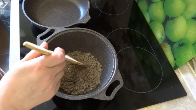 Lai pagatavotu ēdienu, apcep malto gaļu