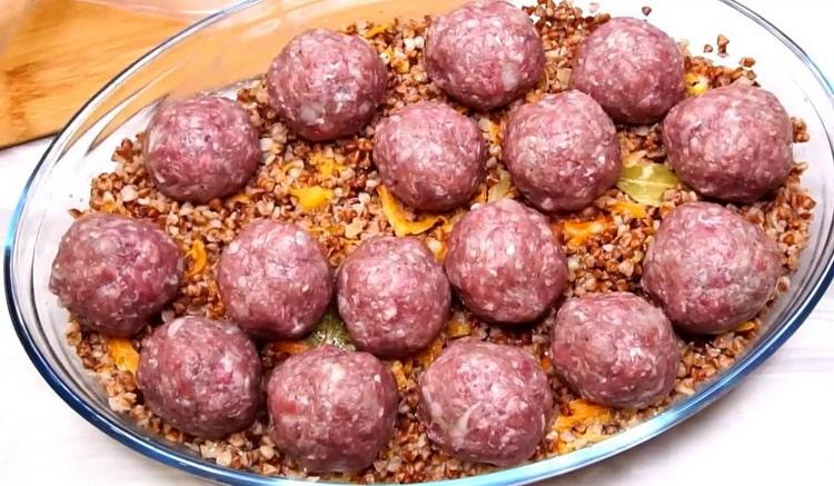 За готвене на елда сложете баничките на грис