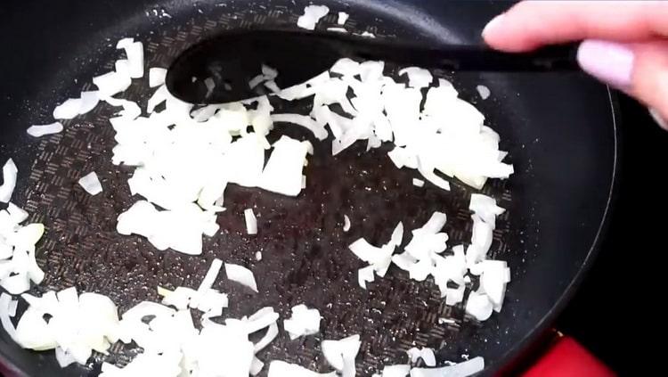 За да направите елда, запържете лука