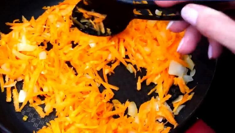 За да направите елда, запържете зеленчуците