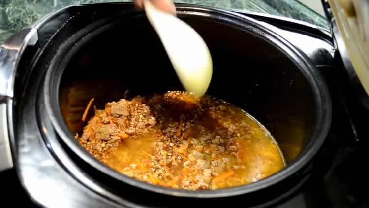 Pour faire le sarrasin, ajoutez de l'eau