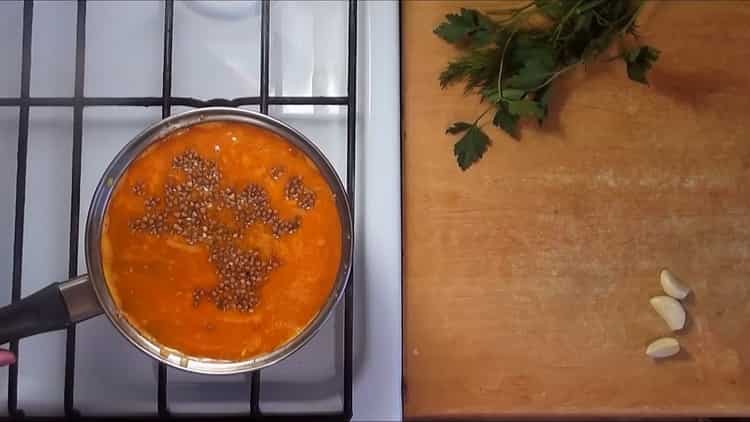 Комбинирайте съставките за готвене.