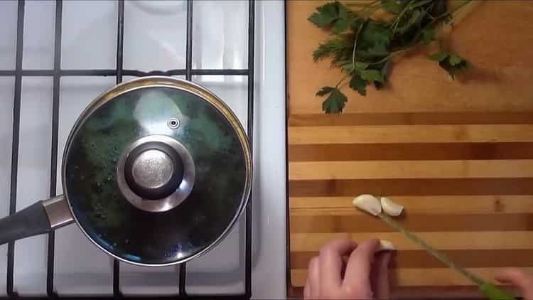 Покрийте съставките за готвене.