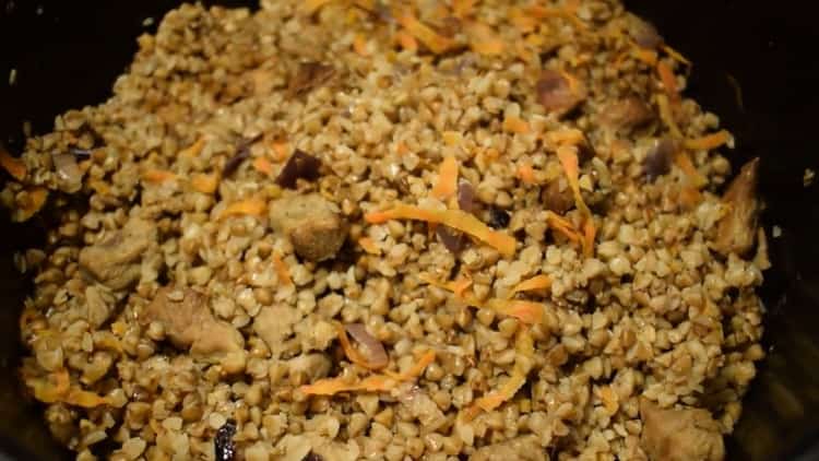 الحنطة السوداء مع لحم الخنزير في طباخ بطيء جاهز