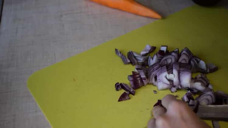 لطهي الطعام ، يقطع البصل