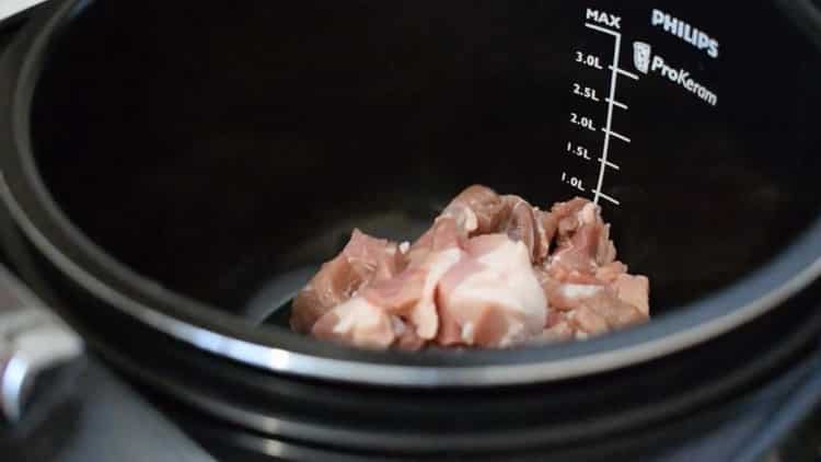 تحضير المكونات للطهي.