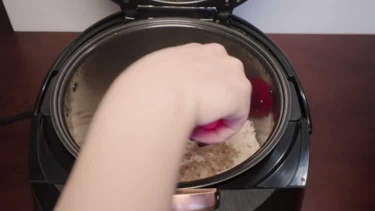 Разбъркайте съставките, за да направите кашата.