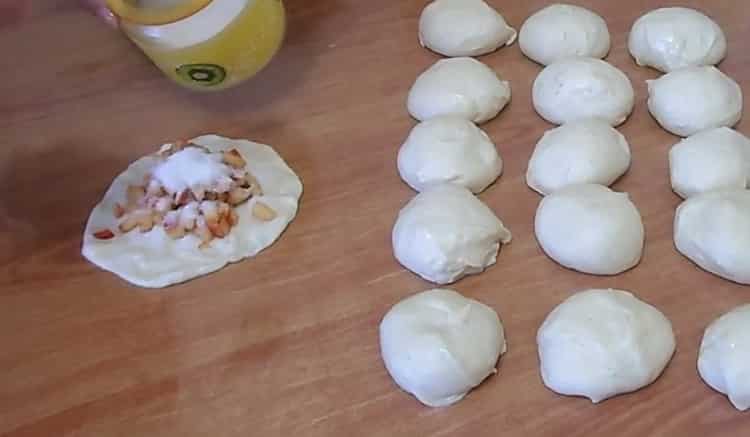 Per preparare le torte, metti il ripieno sull'impasto