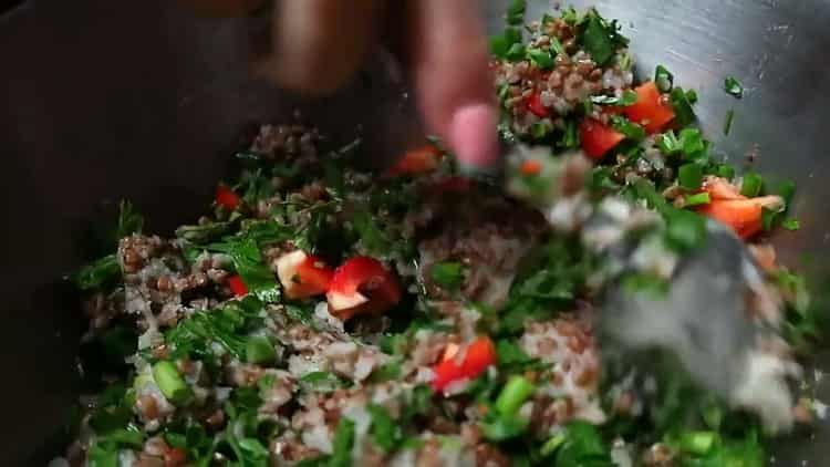 Amestecă ingredientele pentru a găti.