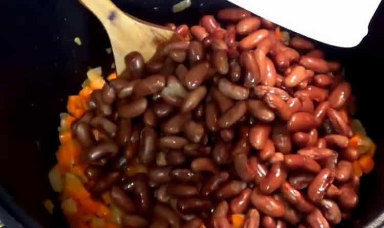 Combinați ingredientele pentru gătit.