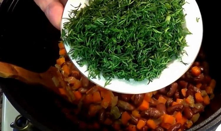 Pentru gătit, toacă mărarul