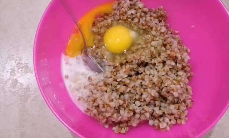 Pagsamahin ang mga sangkap para sa pagluluto.