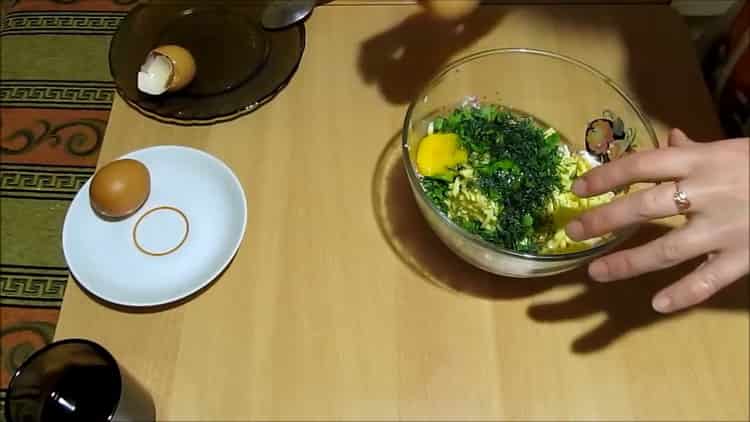 Mélanger les ingrédients pour faire les côtelettes.