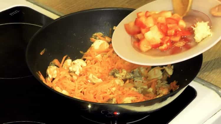 Prăjiți ingredientele pentru a găti