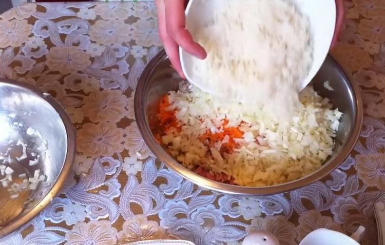 Combinați ingredientele pentru a face rulouri de varză