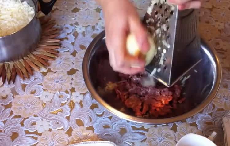 Pentru a prepara varza umplută, pregătiți ingredientele