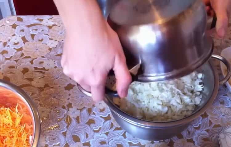 Pentru a amesteca rulourile de varză, amestecați ingredientele