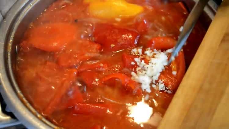 Tillsätt vitlök för matlagning lecho