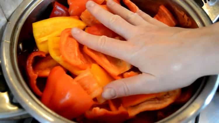 Blanda ingredienserna för att blanda lecho