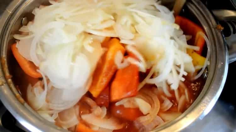 Tillsätt lök för att laga lecho