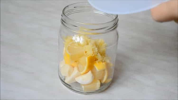 להכנת התערובת קוצצים את המרכיבים