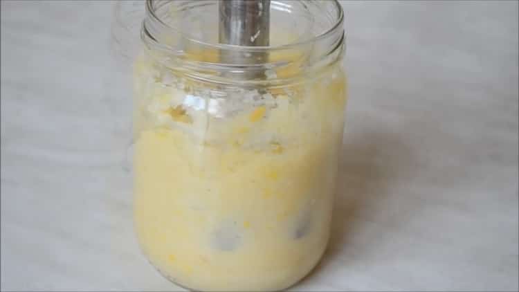 מערבבים את החומרים להכנת התערובת.