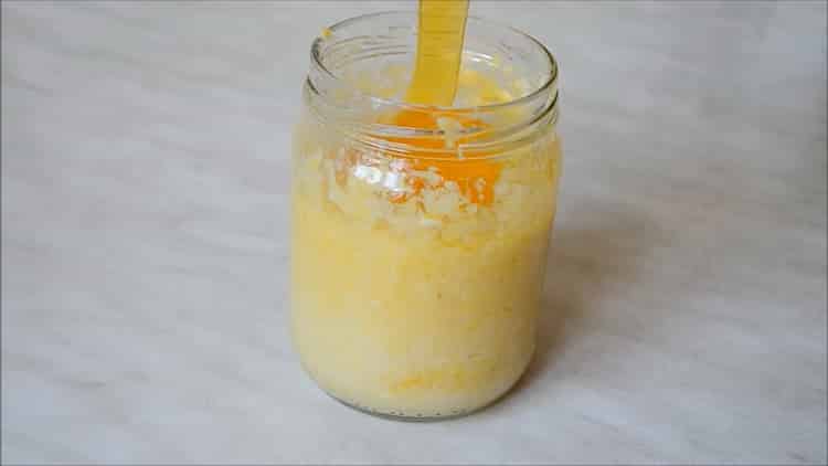 הוסף דבש להכנת התערובת.