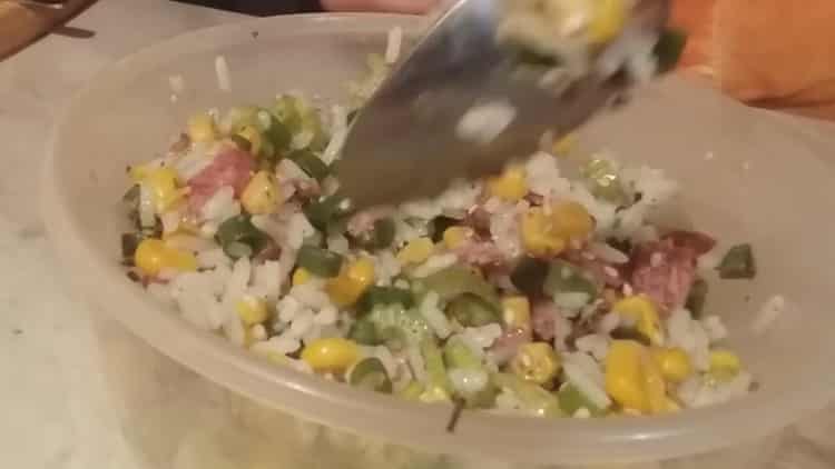 Mezcla los ingredientes para preparar la comida.