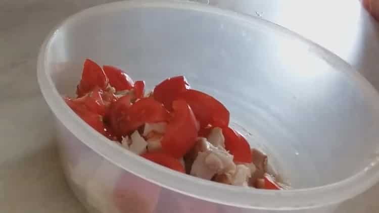 Para cocinar, picar los tomates.