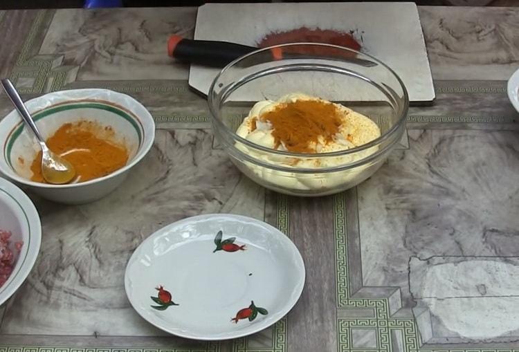 Adăugați condimente pentru a face sosul